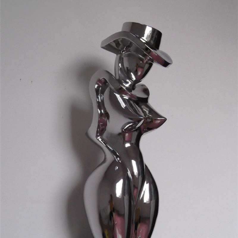 patung wanita stainless steel

