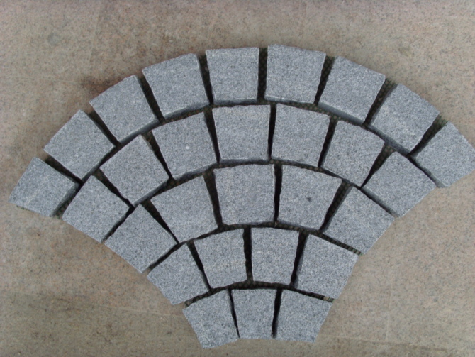 batu paving granit abu-abu bertautan
