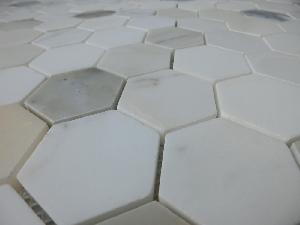 Mosaik marmer putih Carrara