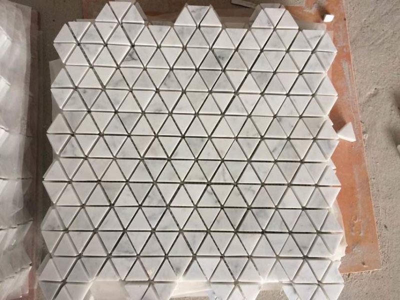 Mosaik marmer putih carrara bentuk segitiga
