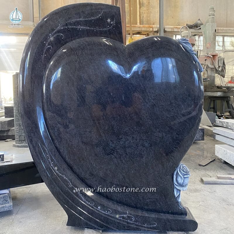 Bahama Blue Granite Heart Shaped dengan Flower Carved Memorial Headstone
